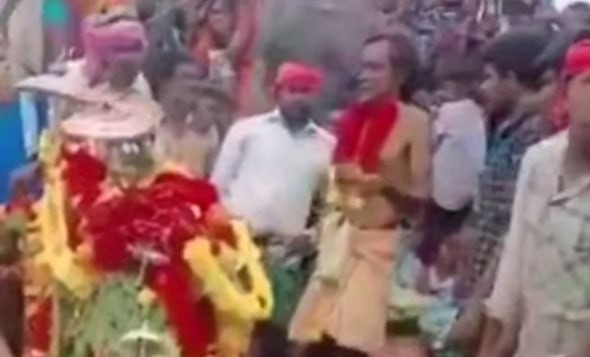 Hindistanda TRAGİKOMİK HADİSƏ – Uça bildiyini sübut etmək istədi, qayadan yıxılıb öldü – ANBAAN VİDEO Hindistanda TRAGİKOMİK HADİSƏ – Uça bildiyini sübut etmək istədi, qayadan yıxılıb öldü – ANBAAN VİDEO