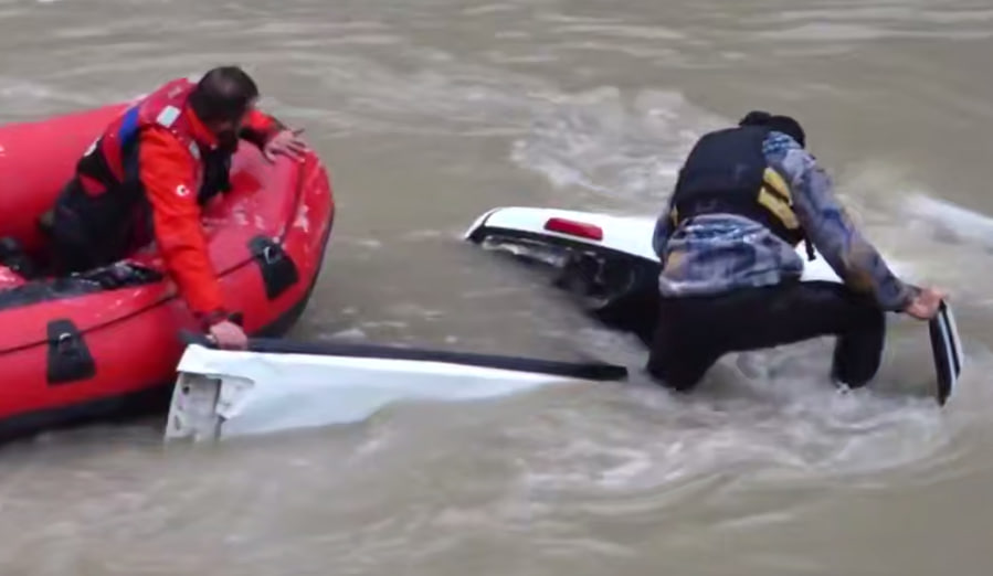 Türkiyədə çaya düşən avtomobildən insanlar belə xilas edildi – ANBAAN VİDEO Türkiyədə çaya düşən avtomobildən insanlar belə xilas edildi – ANBAAN VİDEO