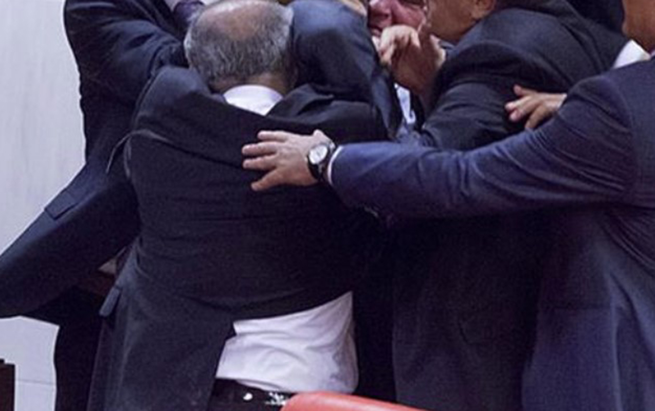 İcra Hakimiyyətindəki qəbulda qalmaqal - Vəzifəli şəxs başçının müavininə hücum etdi İcra Hakimiyyətindəki qəbulda qalmaqal - Vəzifəli şəxs başçının müavininə hücum etdi