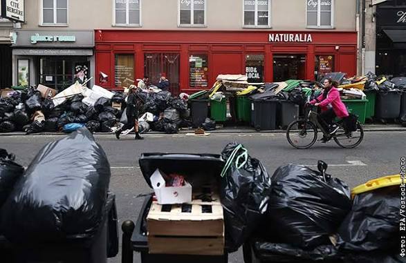 Parisin küçələri zibil poliqonuna bənzəyir – Bir həftədir DAŞINMIR Parisin küçələri zibil poliqonuna bənzəyir – Bir həftədir DAŞINMIR