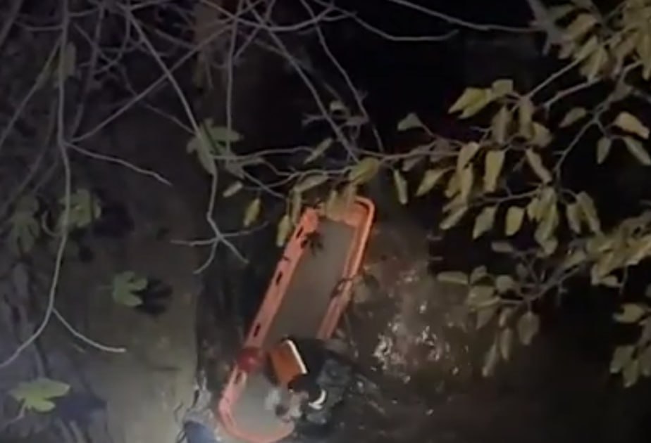 Dərəyə yıxılan şəxs belə xilas edildi - VİDEO