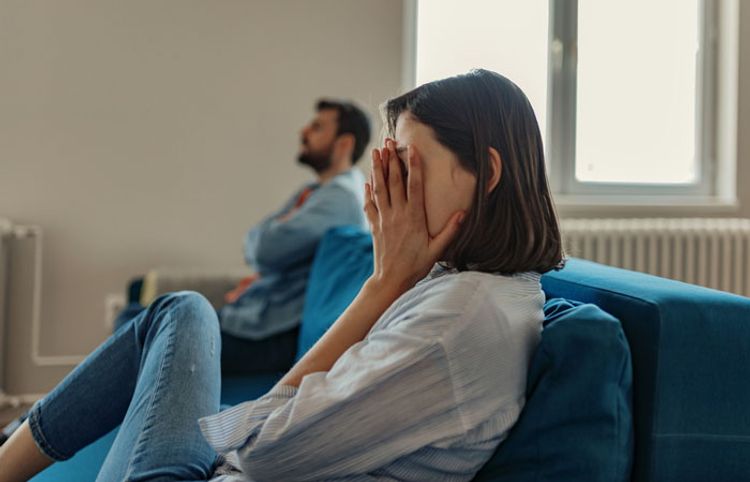 Kişi ondan icazəsiz toy məclisinə gedən arvadını döydü