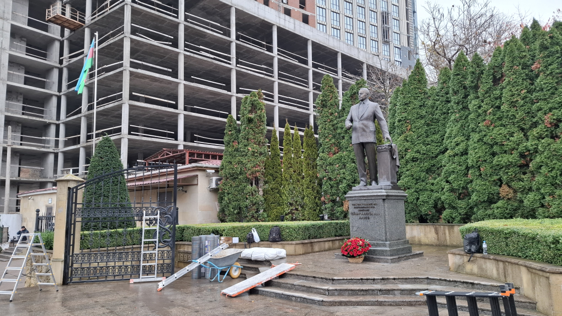 Kiyevdə Azərbaycan abidələrinin hava zərbələrindən qorunması üçün xüsusi vasitələrlə üzlənməsinə başlanıldı - FOTO/VİDEO Kiyevdə Azərbaycan abidələrinin hava zərbələrindən qorunması üçün xüsusi vasitələrlə üzlənməsinə başlanıldı - FOTO/VİDEO