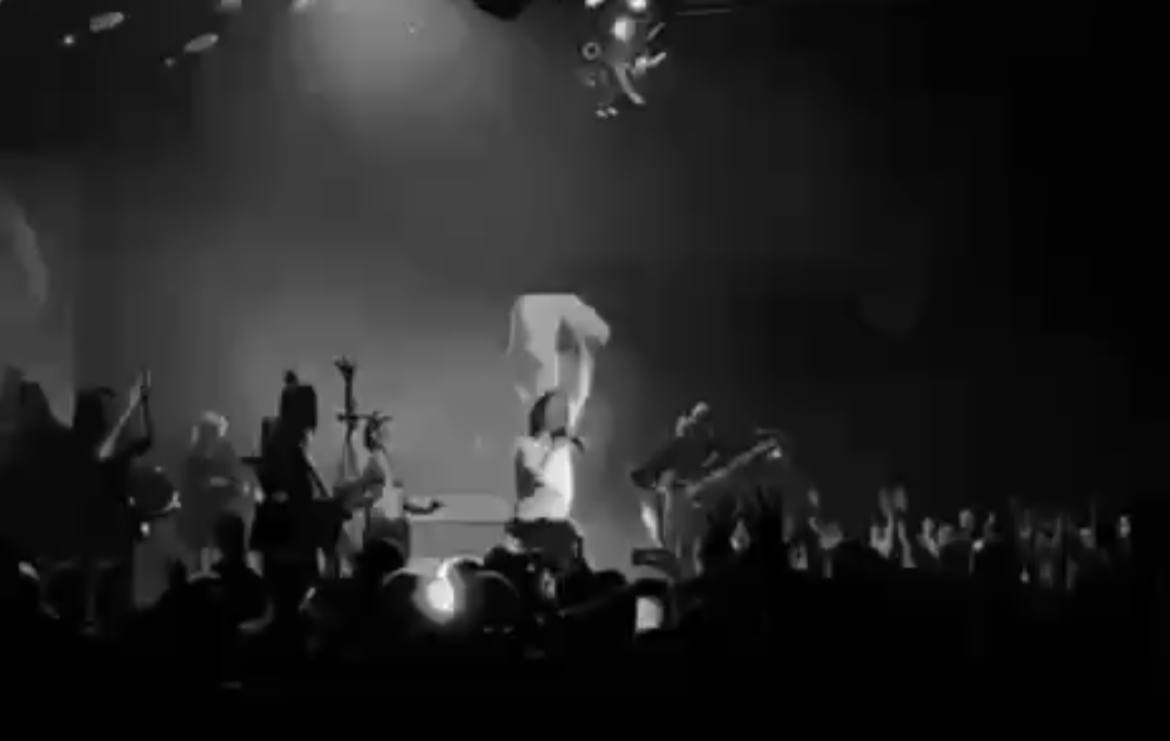 Çelik səhnədə yıxıldı - VİDEO Çelik səhnədə yıxıldı - VİDEO