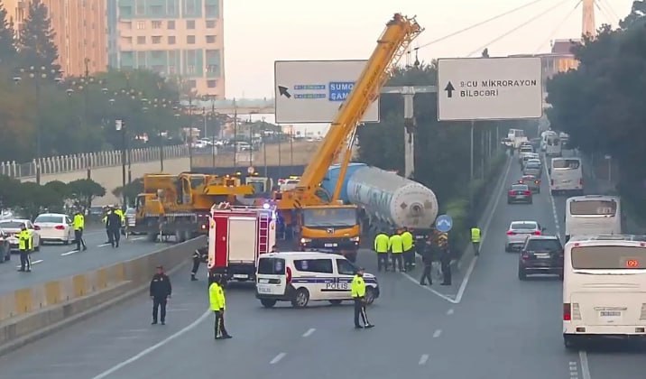 Qəza səbəbindən bağlanan Bakı-Sumqayıt yolu açıldı Qəza səbəbindən bağlanan Bakı-Sumqayıt yolu açıldı