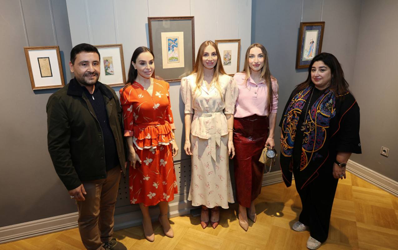 Prezidentin qızları və gəlini sərgidə - FOTO Prezidentin qızları və gəlini sərgidə - FOTO