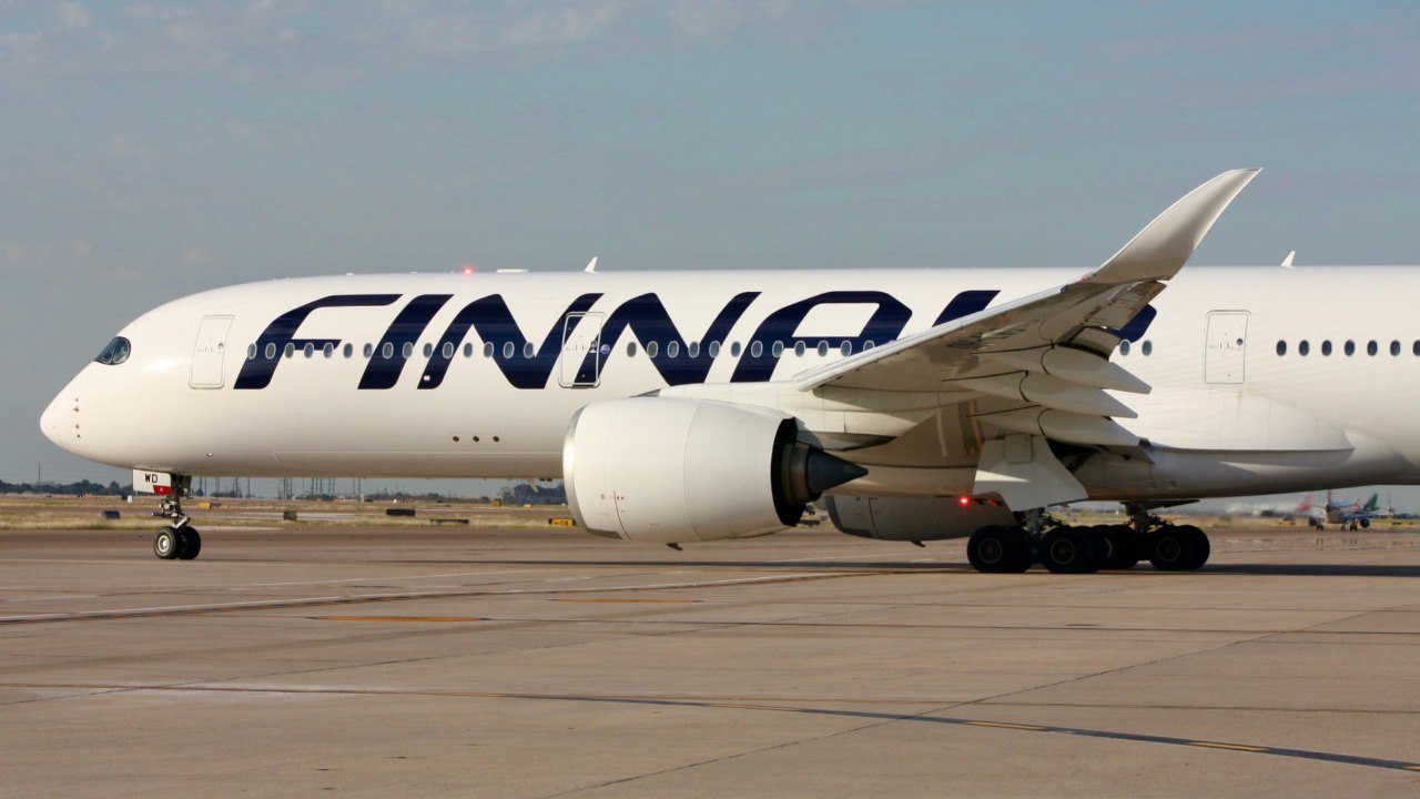 Banqkoka uçan təyyarə Bakıda məcburi ENİŞ ETDİ