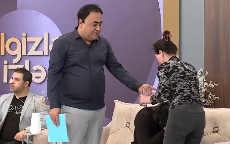 Elgizdən efirdə halı pisləşən şəxsə fərqli reaksiya - VİDEO Elgizdən efirdə halı pisləşən şəxsə fərqli reaksiya - VİDEO