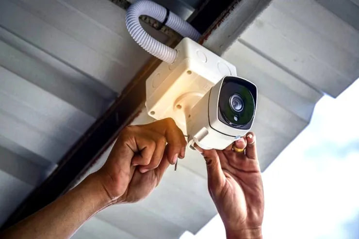 Müharibə iştirakçısı kəndə quraşdırılan kameraları qırdı