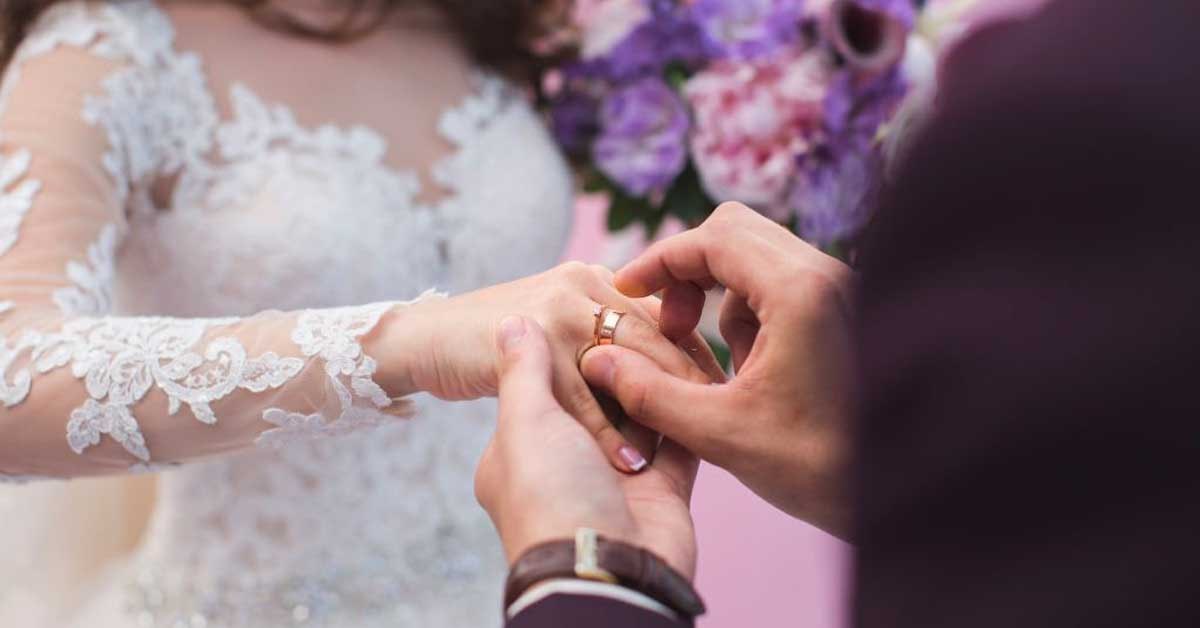 Naxçıvanda 17 yaşlı qızı 36 yaşlı kişiyə ərə vermək istədilər Naxçıvanda 17 yaşlı qızı 36 yaşlı kişiyə ərə vermək istədilər