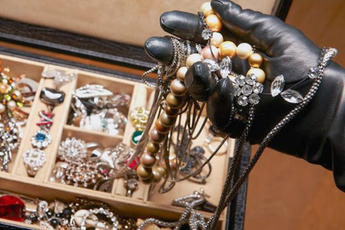 Bakıda xadimə çalışdığı evdən 50 minlik qızıl OĞURLADI