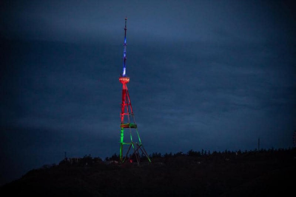 Tbilisidəki televiziya qülləsi Azərbaycan Bayrağının rəngləri ilə İŞIQLANDIRILDI - FOTO