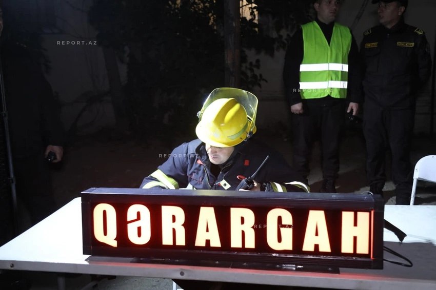 Yasamalda yanan binanın qarşısında qərargah yaradıldı - FOTO Yasamalda yanan binanın qarşısında qərargah yaradıldı - FOTO