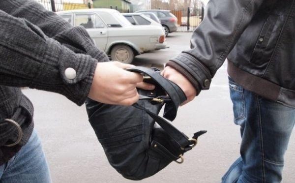 Bakıda kişini evinin qarşısında döyüb pulunu aldılar