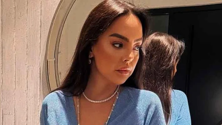 Ebru Gündeş üstündə SƏRVƏT gəzdirir - FOTO