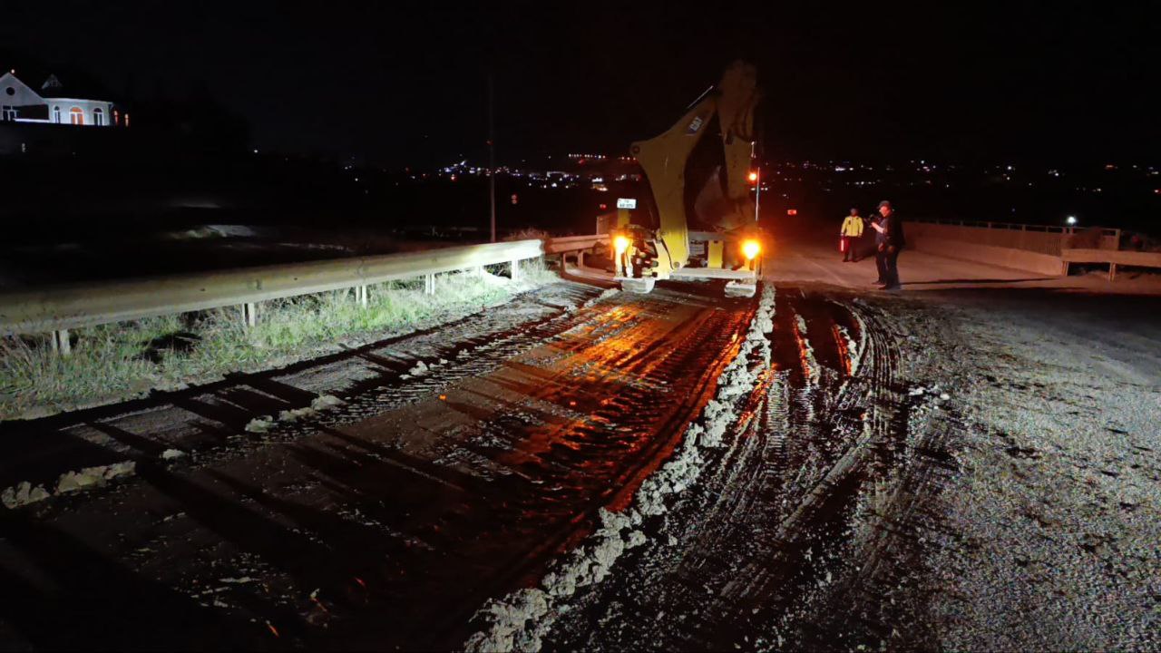 ŞOK: Sürücü betonu yola tökdü - FOTO/VİDEO