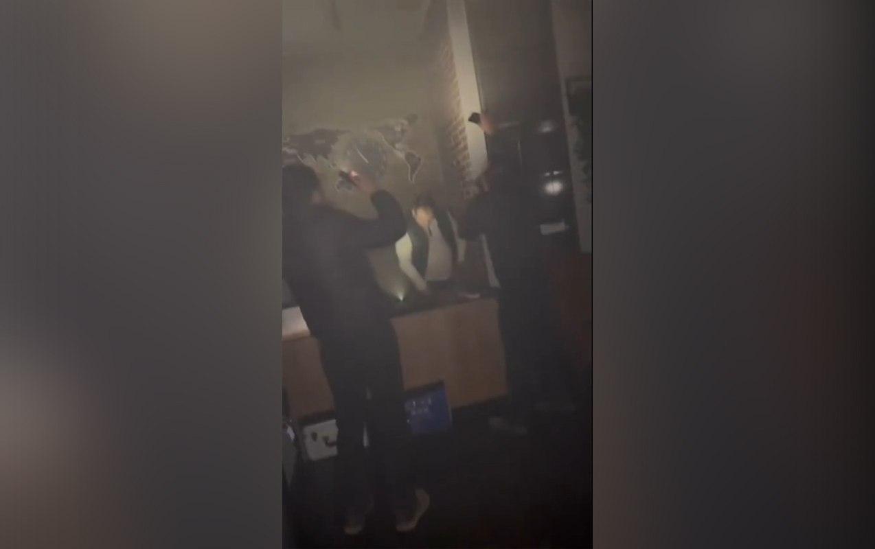 Yanan binanın təxliyə qapısı bağlı olub? - FHN-dən açıqlama - VİDEO