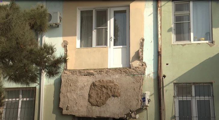 Bakıda binanın eyvanı UÇDU - Xəsarət alan var Bakıda binanın eyvanı UÇDU - Xəsarət alan var