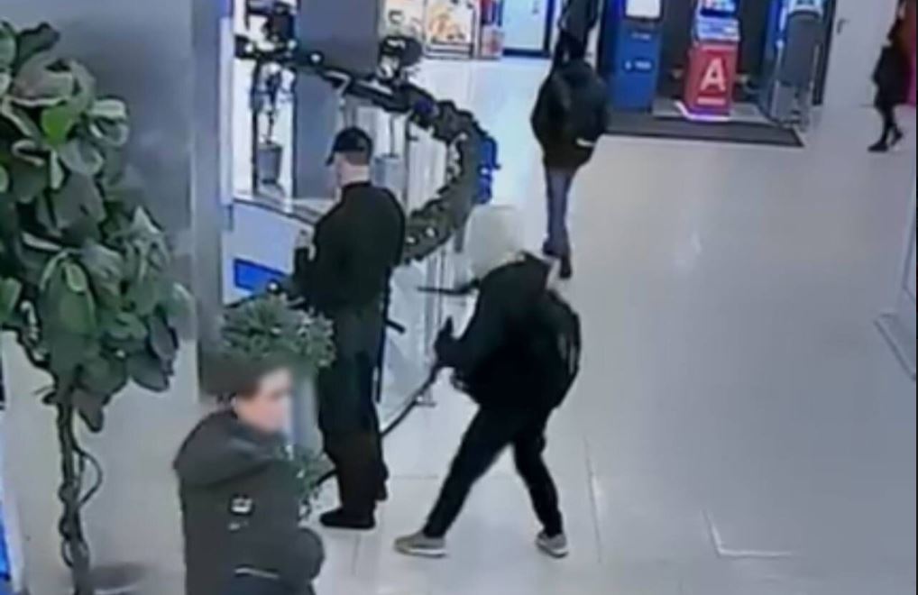 Azərbaycanlı yeniyetmə namaza görə polisi bıçaqladı - VİDEO Azərbaycanlı yeniyetmə namaza görə polisi bıçaqladı - VİDEO