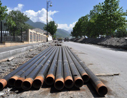 Köhnə Günəşlidə su xətləri elektrik kabellərinin üzərindən keçir?