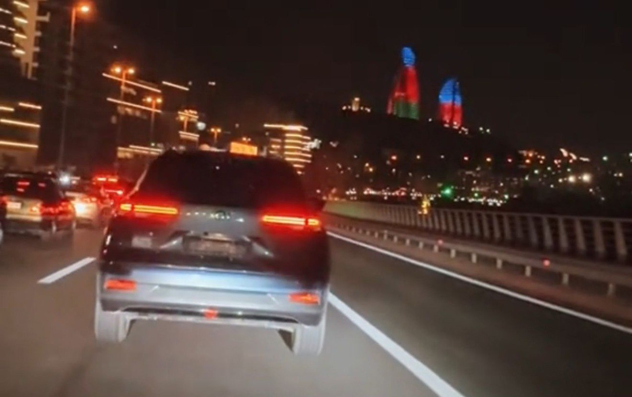 Bakıda nömrəsiz avtomobil idarə edən qazi SAXLANILDI