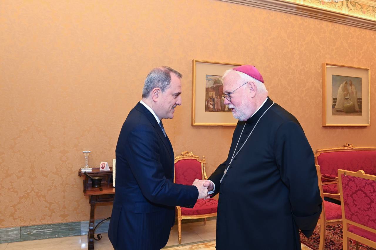 Ceyhun Bayramov Vatikanın arxiyepiskopu ilə ikitərəfli əlaqələri müzakirə etdi - FOTO Ceyhun Bayramov Vatikanın arxiyepiskopu ilə ikitərəfli əlaqələri müzakirə etdi - FOTO