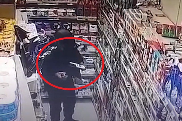 Binəqədidə marketə bıçaqla basqın edib kosmetik məhsulları taladılar – ANBAAN VİDEO