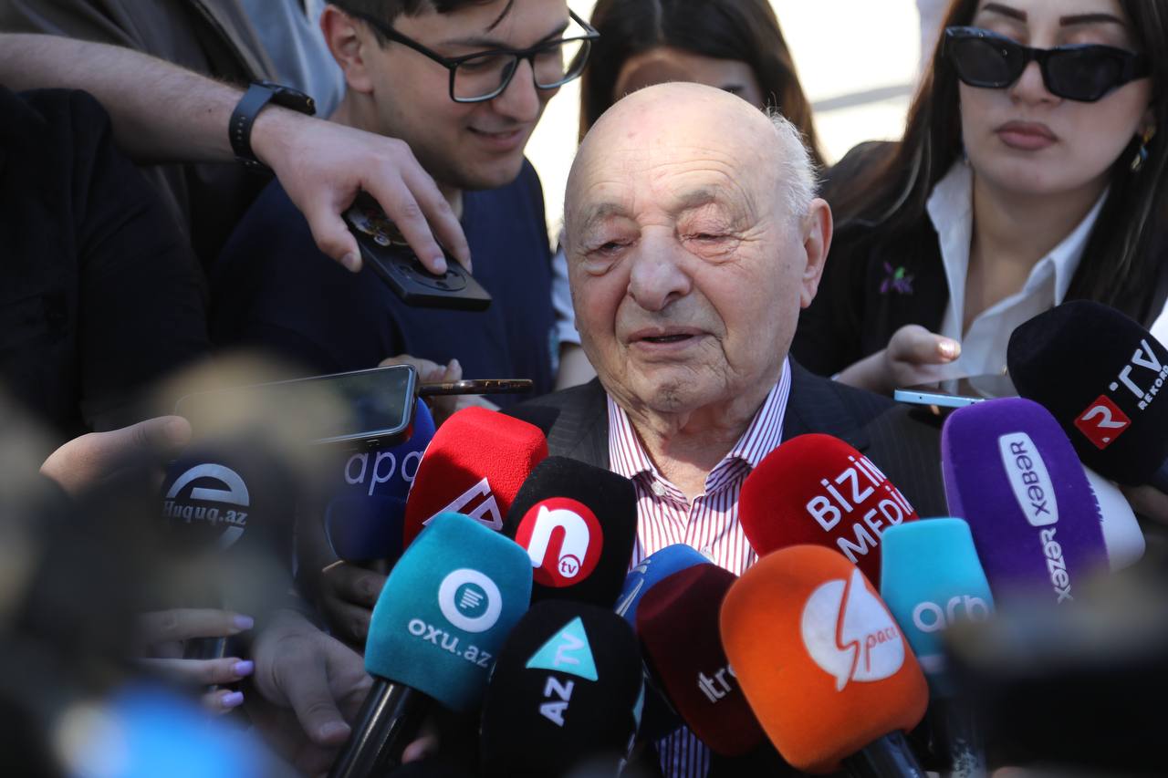 Ömər Eldarov: "Anarın heykəlini hazırlayıram, özü müraciət etdi"