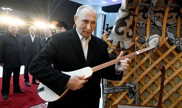 Putin komuz çaldı – VİDEO Putin komuz çaldı – VİDEO