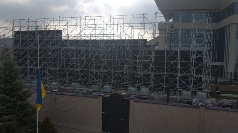 Qırğızıstan Putinin gəlişinə görə Ukrayna səfirliyini gizlətdi – VİDEO