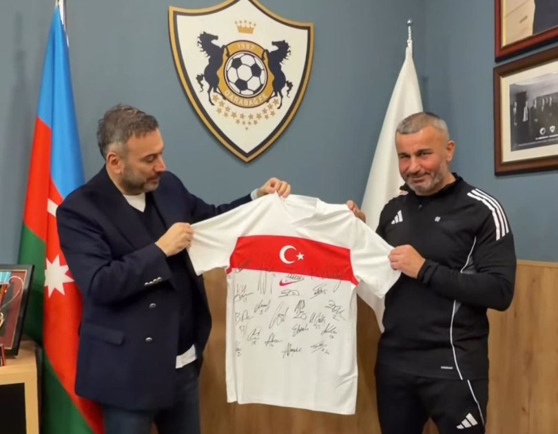 Ertem Şenerdən Qurban Qurbanova maraqlı hədiyyə - VİDEO