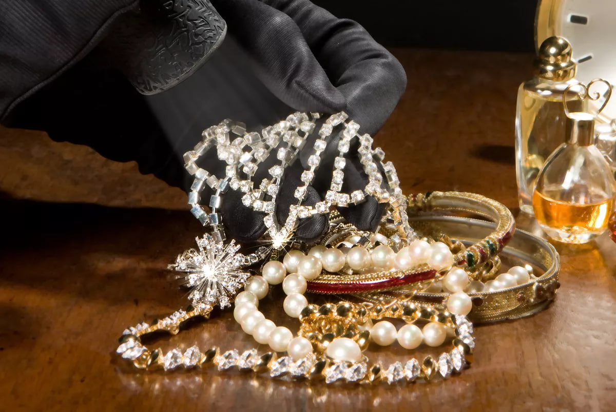 Bakıda dayə çalışdığı evdən 60 minlik qızıl OĞURLADI – FOTO/VİDEO