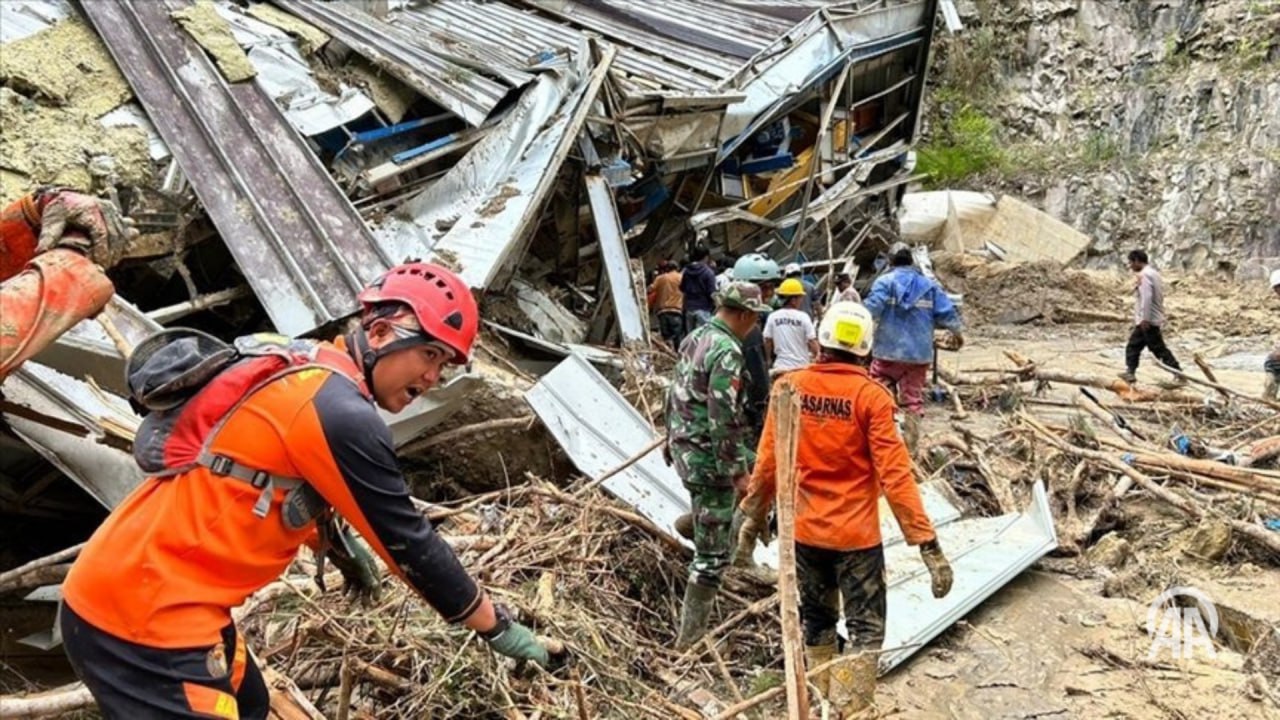 İndoneziyada İNSAN TƏLƏFATI: 303 nəfər ölüb, bölgə ilə əlaqə kəsilib - VİDEO
