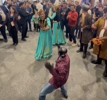 Sərgidə nümayiş etdirilən robotun görüntüləri GÜNDƏM OLDU - VİDEO