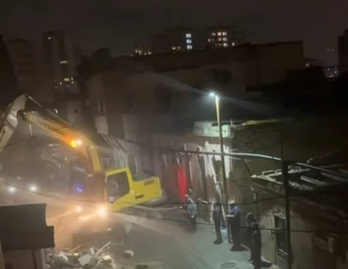 "Nizami" stansiyasının yuxarı küçələrində söküntü işlərinə başlanıldı - VİDEO