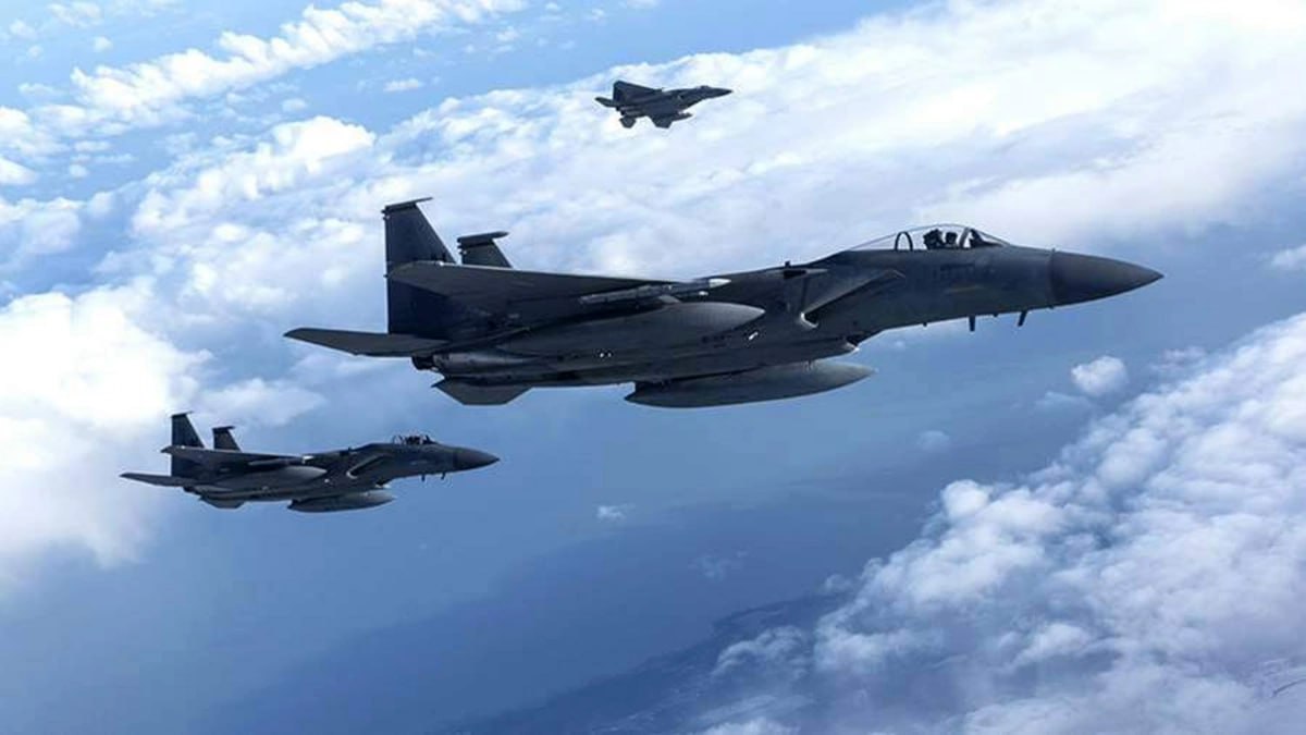 Trampın iqamətgahı üzərinə qırıcı qaldırıldı - FOTO Trampın iqamətgahı üzərinə qırıcı qaldırıldı - FOTO