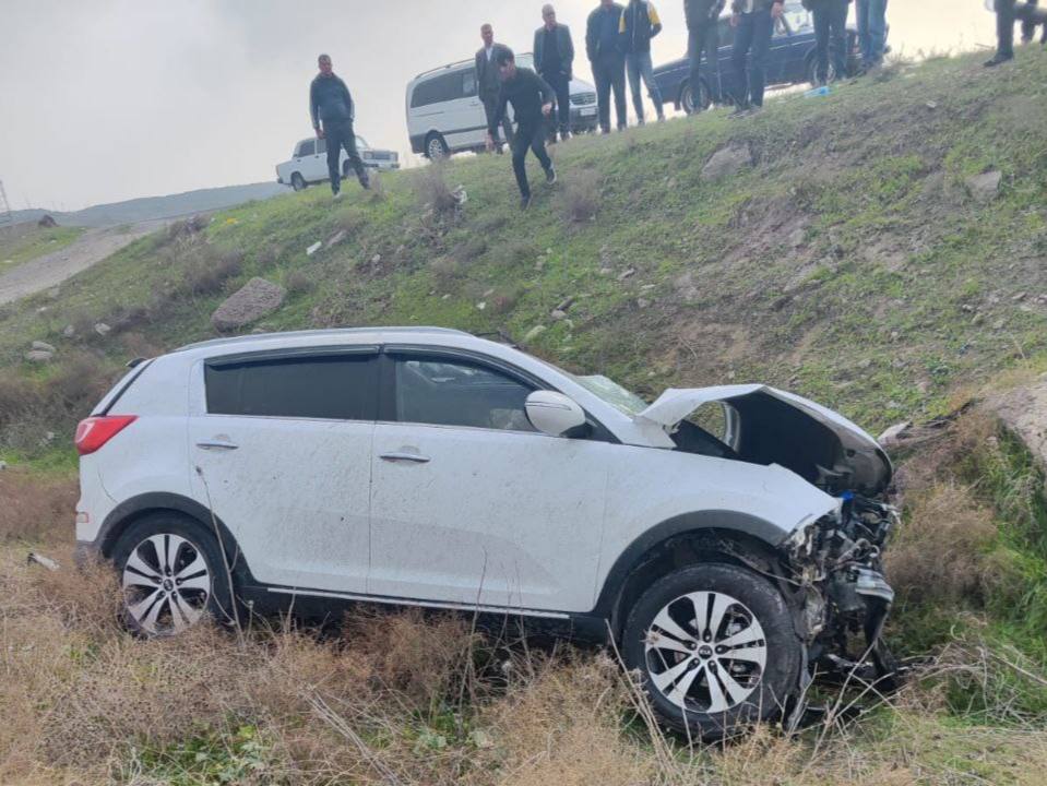 Siyəzəndə maşın aşdı - 2 yaralı var - FOTO