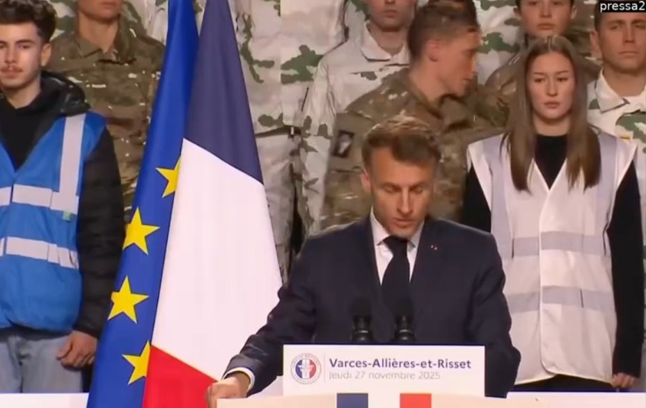 Fransalı hərbçi Makronun çıxışına belə etiraz etdi - VİDEO