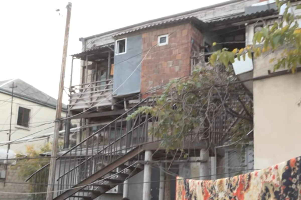 Binəqədidə qəzalı bina: Sakinlər illərdir təhlükə altında yaşayır - VİDEO