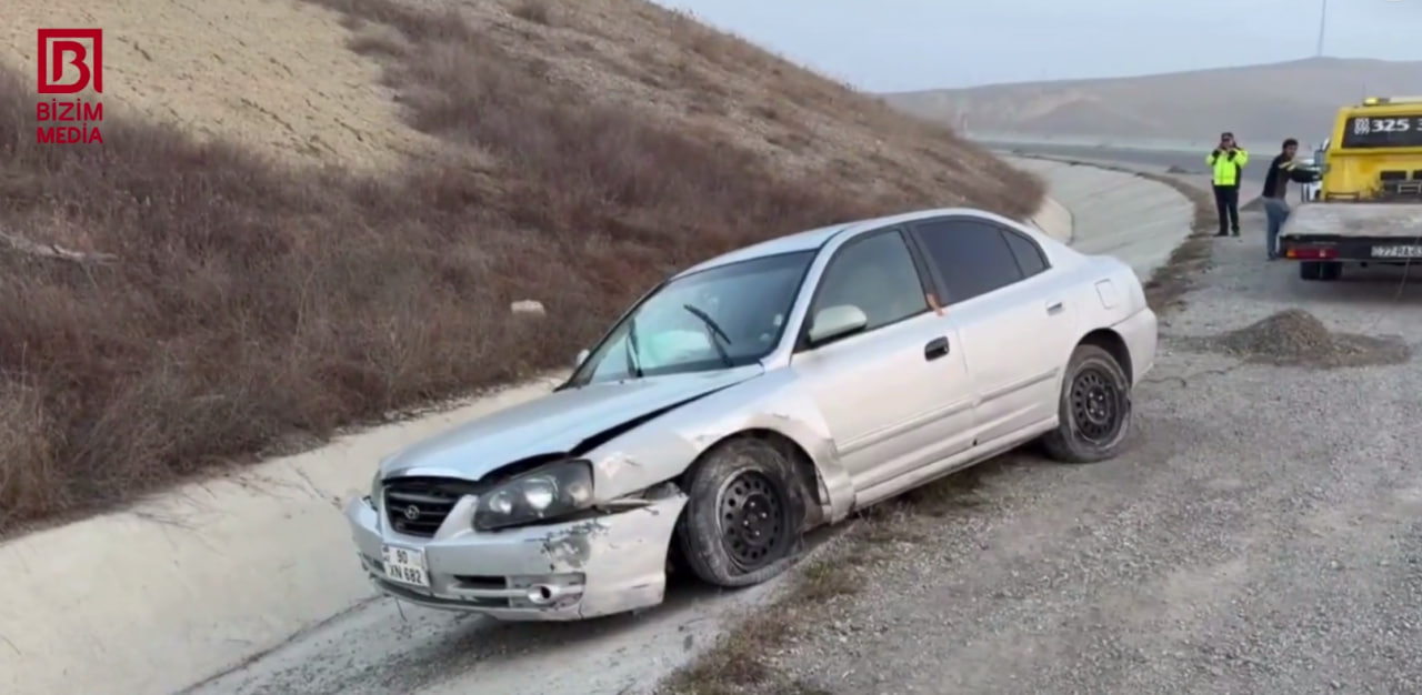 Avtomobil su kanalına aşdı - Ər-arvad xəsarət aldı - VİDEO