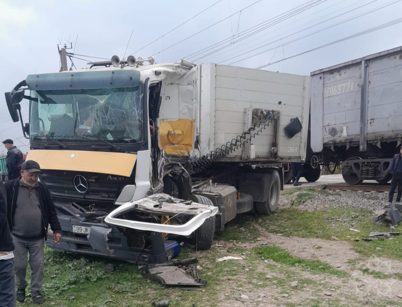 Şabranda qatar evakuatorla toqquşdu: Ağır yaralı var – FOTO