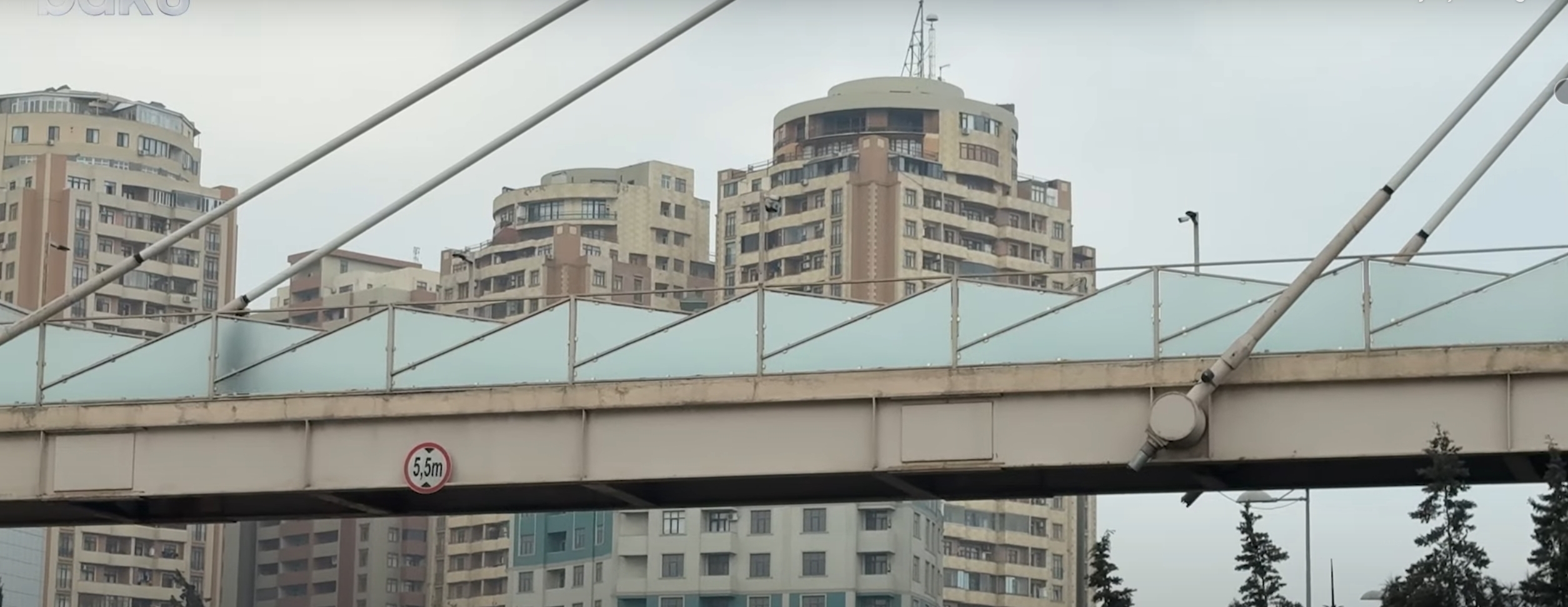 "Ayağını qoyursan, mərmərlər düşür" | "Şamaxinka”da təhlükə yaradan piyada keçidi ləğv ediləcək? - VİDEO