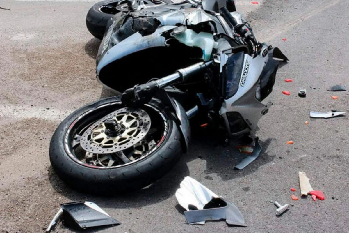 Gəncədə motosiklet yolun kənarına aşdı - Sürücü xəsarət aldı