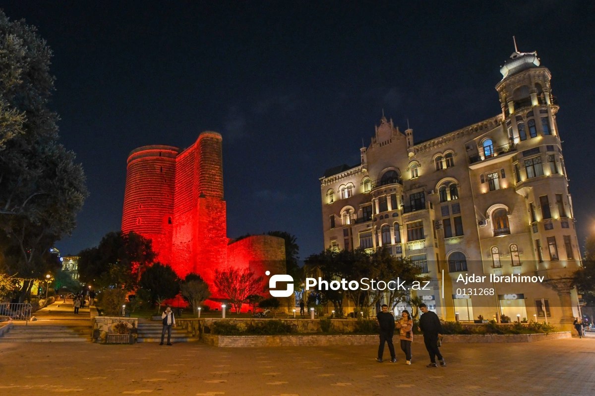 QİÇS-lə mübarizə günü ilə əlaqədar Qız Qalası qırmızı rəngdə işıqlandırıldı - FOTO