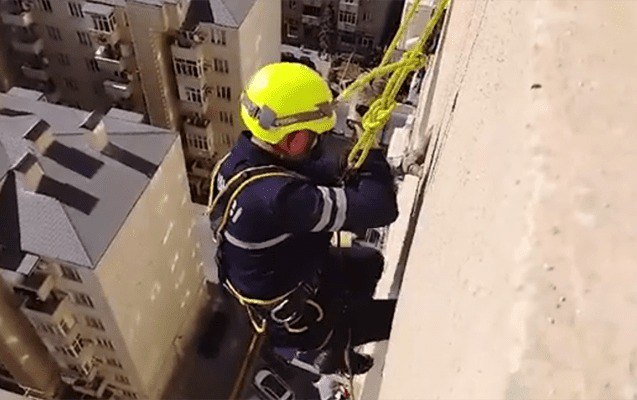 Binəqədidə mənzildə köməksiz vəziyyətdə qalan şəxs xilas edildi Binəqədidə mənzildə köməksiz vəziyyətdə qalan şəxs xilas edildi