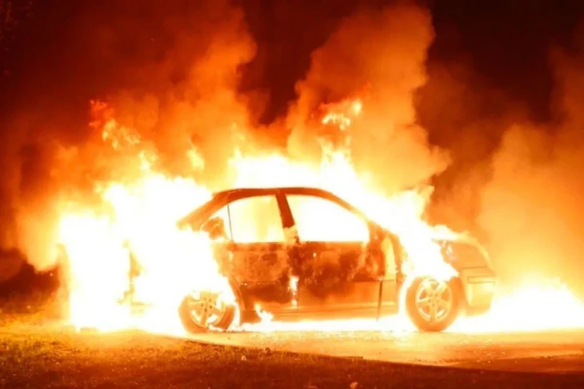 Bakıda avtomobil sürücüsü ilə birgə yandı