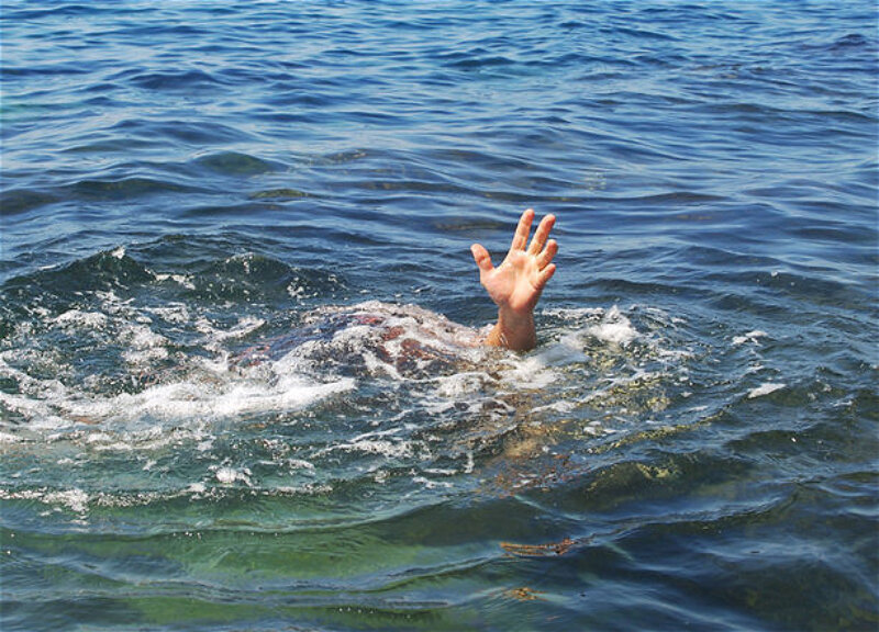 Bərdədə qızını xilas etmək istəyən ata kanalda boğuldu Bərdədə qızını xilas etmək istəyən ata kanalda boğuldu