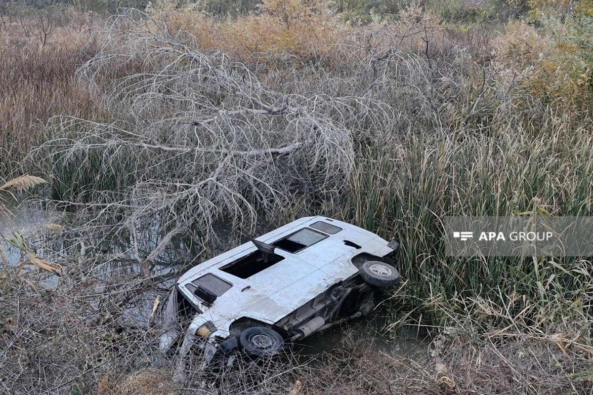 Şəmkirdə mikroavtobus su kanalına aşdı - Xəsarət alanlar var - FOTO
