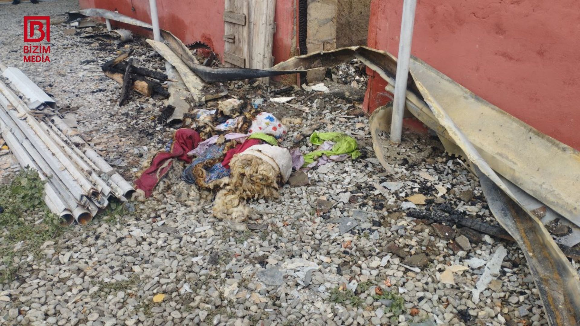 Kürdəmirdə ev yanaraq külə döndü – FOTO