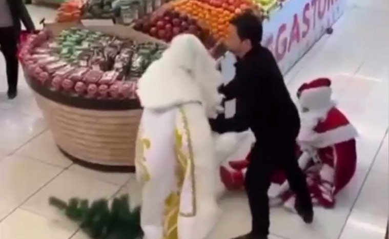 Bakıda supermarketdə Şaxta babalar arasında dava – ANBAAN VİDEO Bakıda supermarketdə Şaxta babalar arasında dava – ANBAAN VİDEO